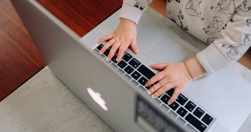 Online Praktikum von zuhause: Was in der Praxis wirklich passiert