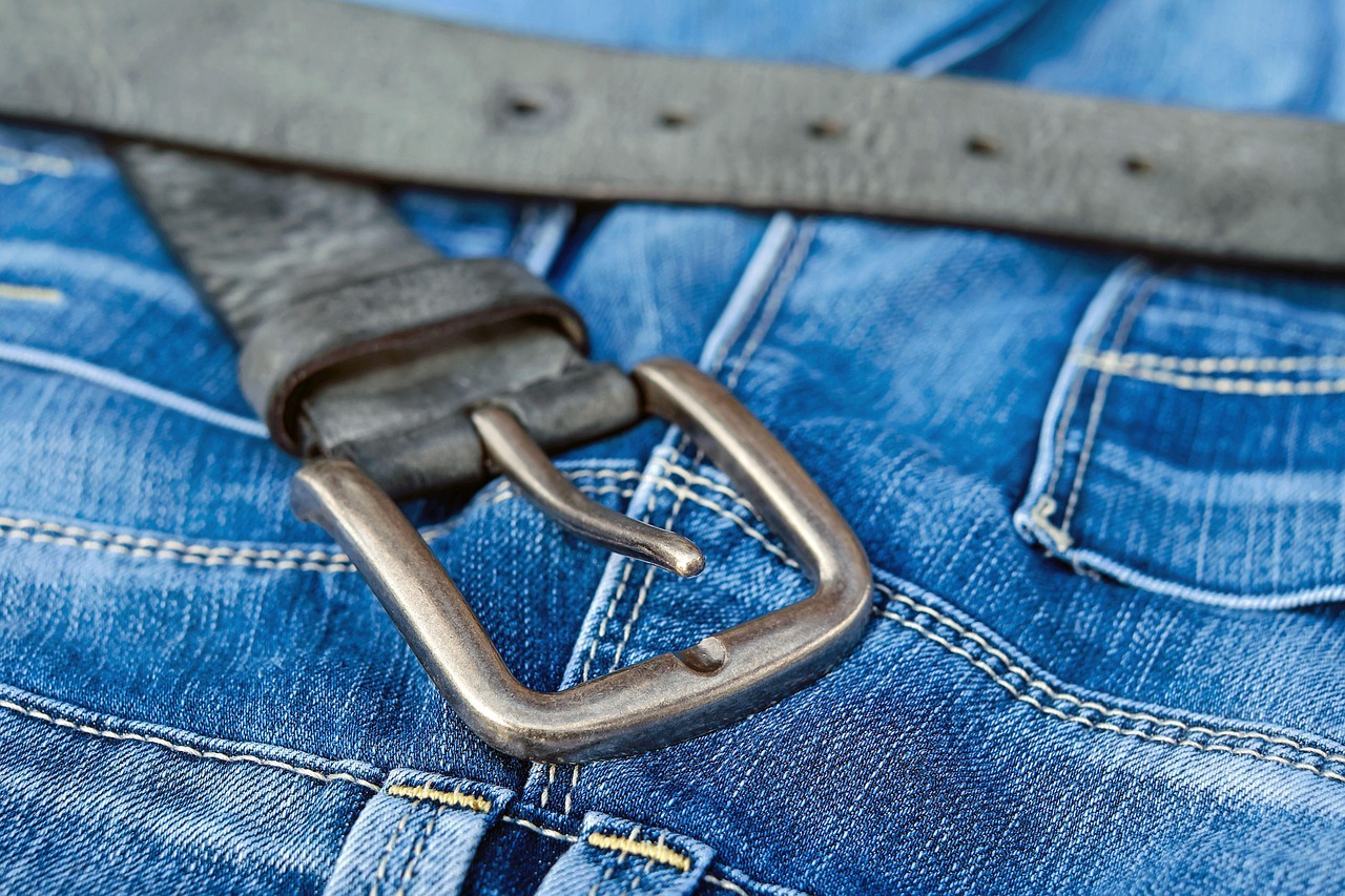 entdecken sie unsere vielfältige auswahl an jeans für damen und herren. modische schnitte, bequeme passformen und hochwertige materialien – finden sie ihre perfekte jeans für jeden anlass!