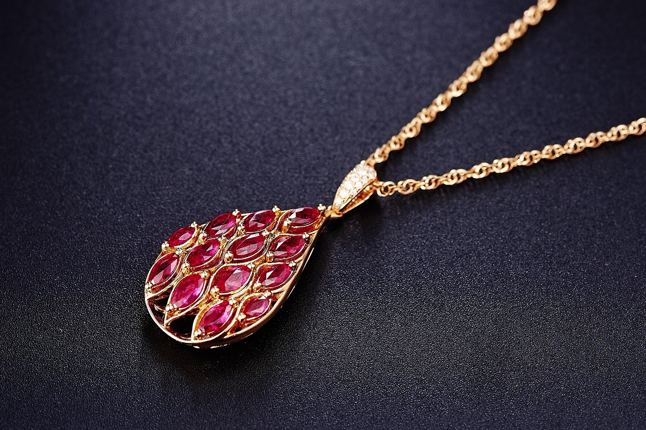 entdecken sie hochwertigen schmuck für jeden anlass – stilvolle ringe, elegante ketten, edle armbänder und mehr. finden sie ihr perfektes schmuckstück online und lassen sie sich von exklusiven designs inspirieren.